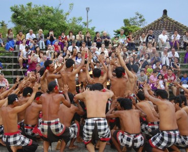 By Rollan Budi from Kuta, Bali,, Indonesia - Kecak dancers Cliffside amphetheatre uluwatu SunsetUploaded by Midori, CC BY-SA 2.0, https://commons.wikimedia.org/w/index.php?curid=13645296