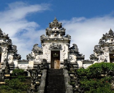 Luhur Uluwatu: Iconic cliffside Sea Temple in Bali